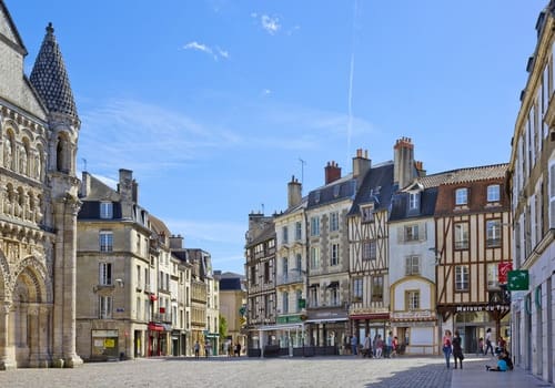 découvrez tous les services, horaires et nouveautés du tabac situé à la gare de poitiers en 2025. informations pratiques pour vos achats de presse, jeux et accessoires dans votre point de vente de confiance.
