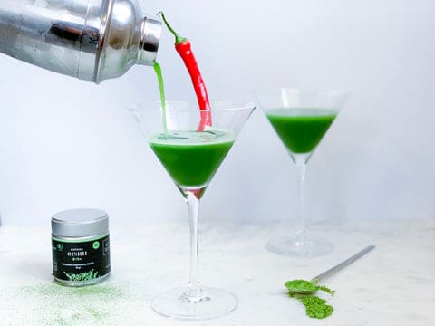 découvrez le matcha martini, un cocktail original qui marie la douceur du thé matcha au raffinement du martini. parfait pour impressionner vos invités lors d’une soirée chic ou pour savourer une boisson tendance et délicate.