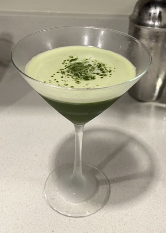 découvrez la recette originale du matcha martini, un cocktail raffiné qui associe la douceur du thé matcha à l’élégance du martini. parfait pour surprendre vos convives lors d’un apéritif ou d’une soirée !