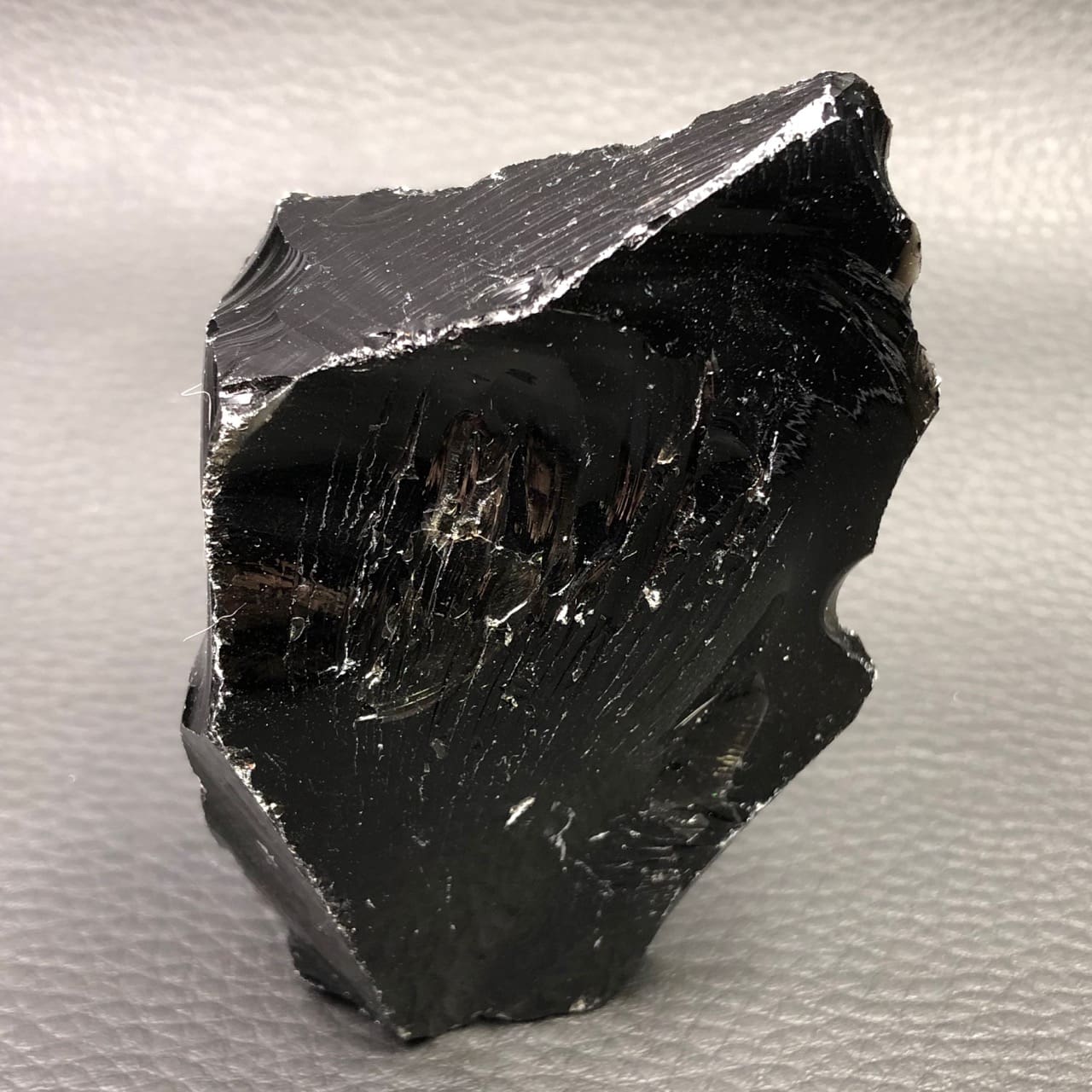 découvrez l'obsidienne, une roche volcanique fascinante appréciée pour sa beauté noire et ses propriétés protectrices. apprenez son origine, ses usages et ses bienfaits en lithothérapie.