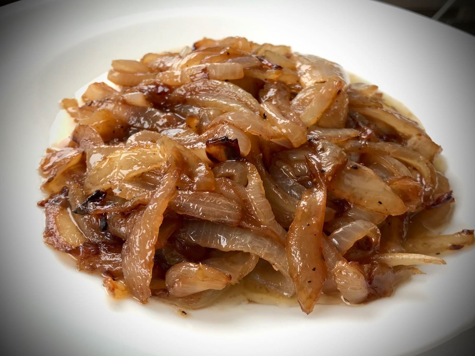 découvrez comment préparer des oignons caramélisés savoureux et fondants, parfaits pour accompagner vos viandes, burgers ou plats végétariens. recette facile et astuces pour réussir à coup sûr !