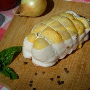 découvrez notre recette savoureuse de poulet rôti farci à la nduja : une volaille tendre, généreusement garnie de charcuterie italienne relevée pour un repas convivial et gourmand. idéal pour impressionner vos convives !