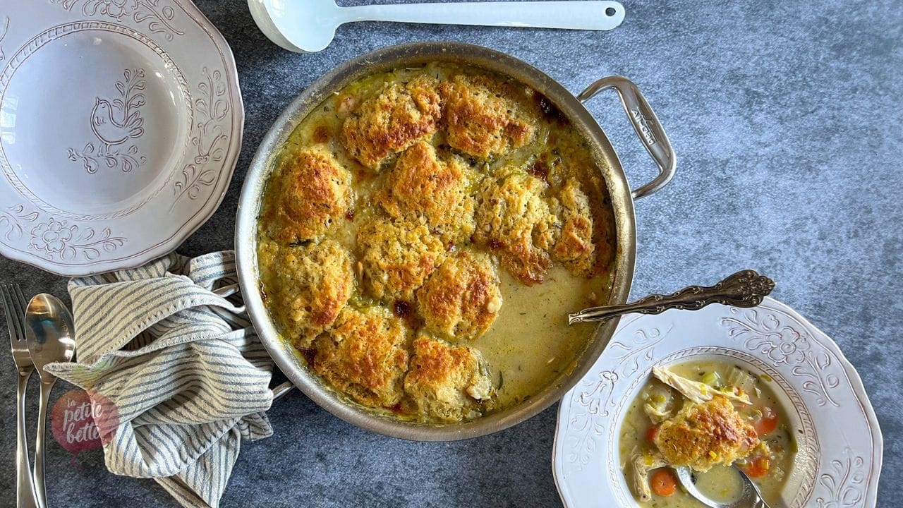 découvrez notre recette facile de poulet dumplings : des bouchées savoureuses, garnies de poulet tendre et parfumé, à savourer en famille ou entre amis. instructions simples et astuces pour réussir vos dumplings maison !