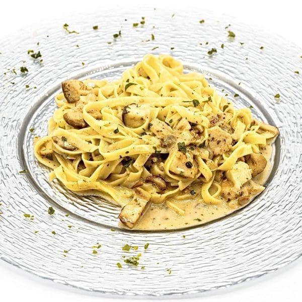 découvrez nos savoureuses tagliatelles bolognaise chez eataly : des pâtes fraîches accompagnées d'une authentique sauce à la viande, cuisinées selon la tradition italienne. un vrai voyage gourmand en plein cœur de l’italie !