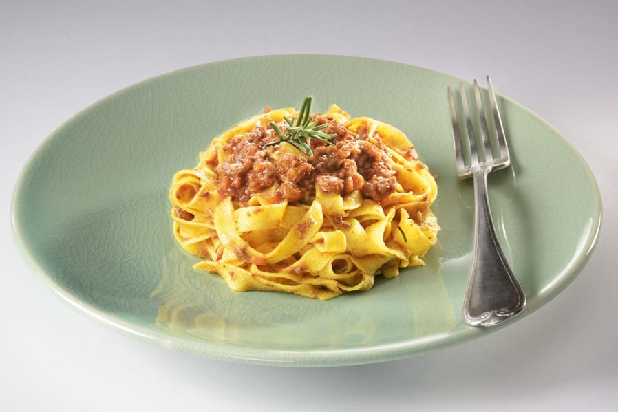 découvrez notre recette authentique de tagliatelles à la bolognaise chez eataly : des pâtes fraîches généreuses accompagnées d'une sauce bolognaise savoureuse, élaborée selon la tradition italienne. à savourer sur place ou à emporter !