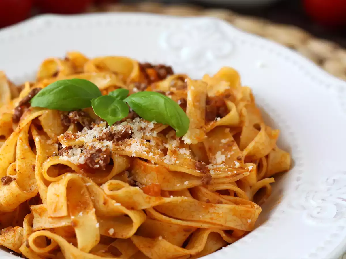 découvrez nos tagliatelles bolognaise authentiques chez eataly : une recette italienne savoureuse, préparée avec une sauce maison mijotée et des pâtes fraîches pour un vrai voyage gourmand.