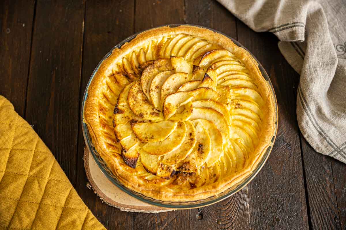 découvrez notre recette facile et savoureuse de tarte aux pommes maison. un dessert authentique à la pâte croustillante et aux pommes fondantes pour régaler toute la famille !