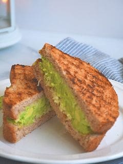 découvrez comment réaliser un toast à l'avocat en un clin d'œil : idées de recettes savoureuses et astuces pour un snack sain et rapide à préparer.