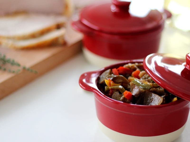 découvrez notre recette d'aubergine savoureuse au vin rouge, un plat gourmand et raffiné qui ravira vos papilles.