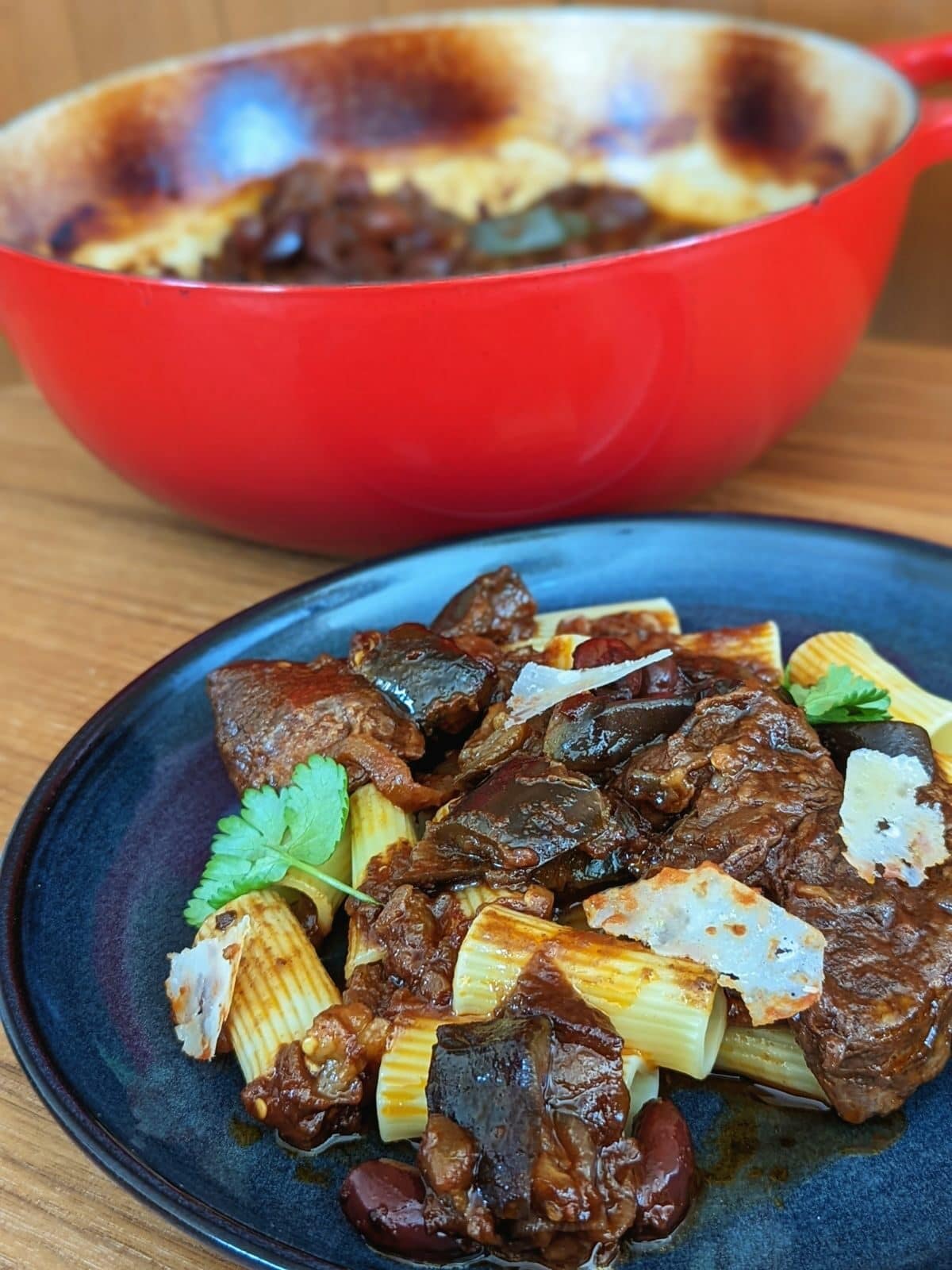 découvrez notre recette d'aubergine savoureuse mijotée au vin rouge, un plat gourmand et parfumé parfait pour vos repas raffinés.