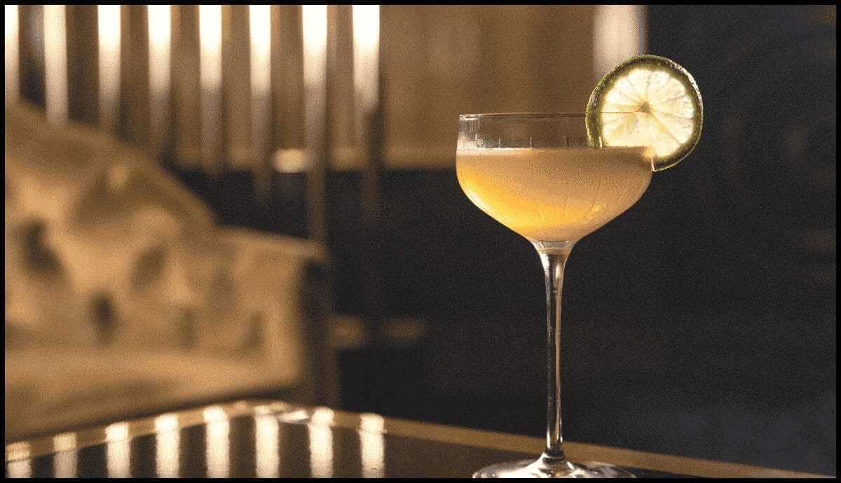 découvrez la recette classique du daiquiri au laurier, un cocktail frais et parfumé parfait pour vos soirées estivales. facile à préparer et délicieux à déguster.
