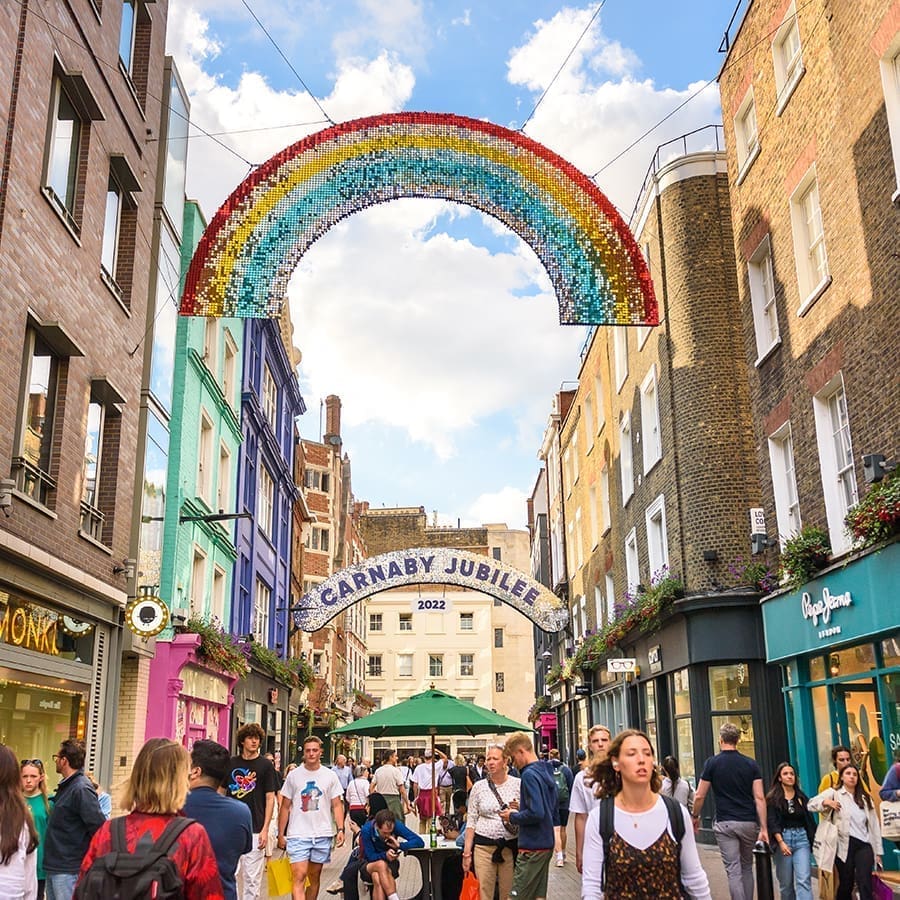 explorez carnaby street en 2025 : une plongée unique dans l'histoire, la mode et la culture de cette célèbre rue londonienne.