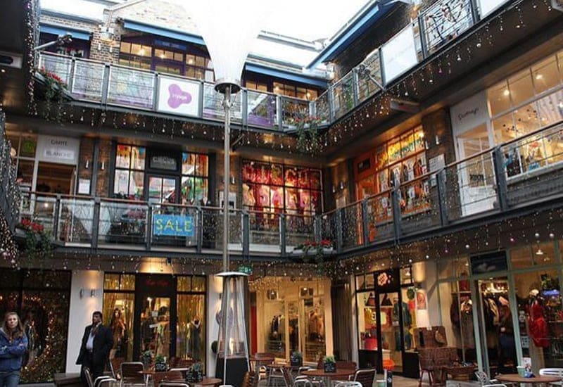explorez carnaby street en 2025 : guide complet pour découvrir son histoire, ses boutiques emblématiques et les tendances incontournables de cette célèbre rue londonienne.