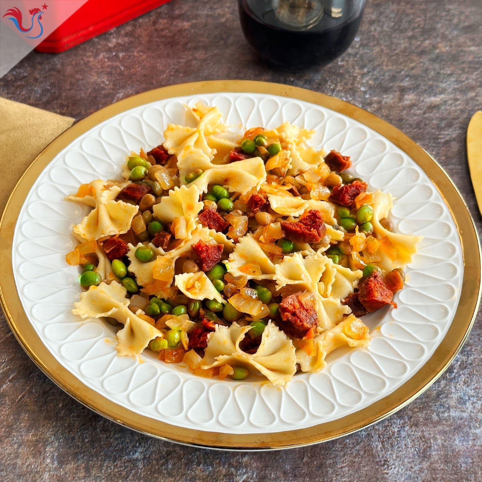 découvrez une recette savoureuse de farfalle aux saucisses épicées et butternut, alliant douceur et piquant pour un plat réconfortant et gourmand.