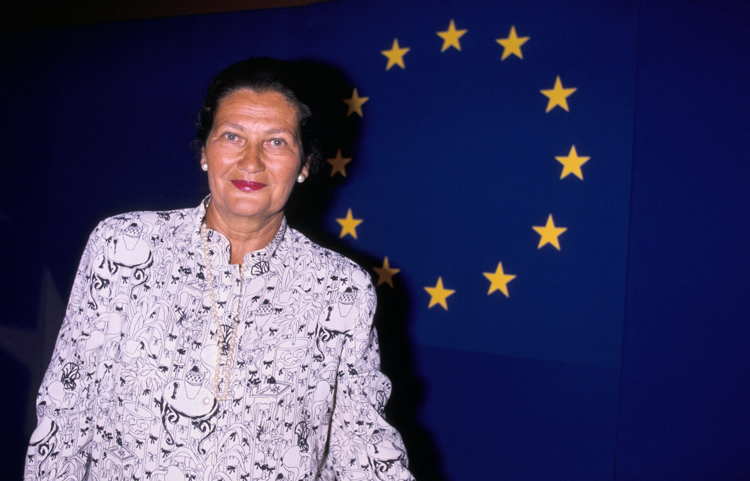 découvrez jean paul delors, une figure clé de l'union européenne et de la politique française, reconnu pour son influence majeure et son engagement européen.