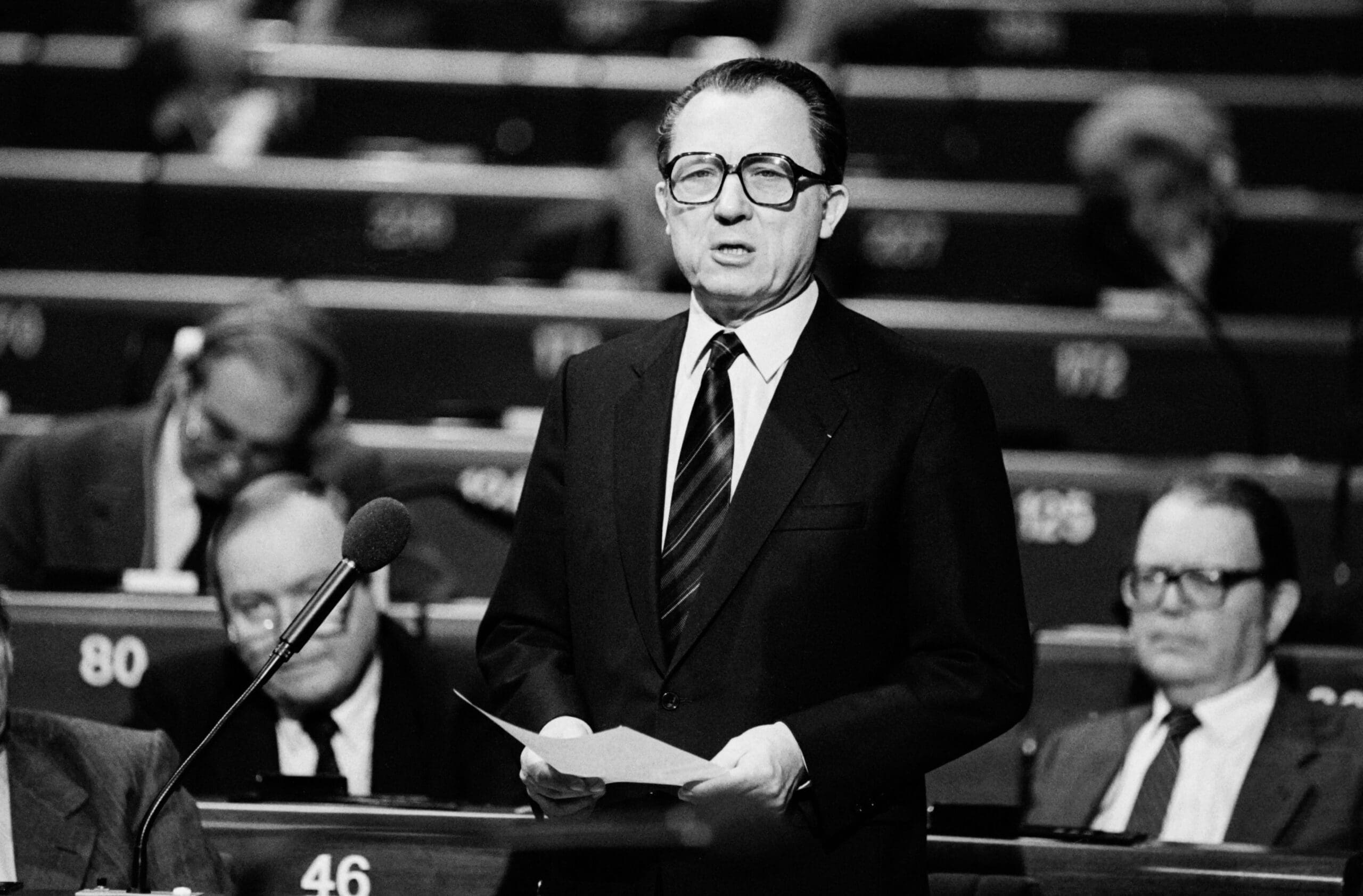 découvrez le parcours et l'impact de jean-paul delors, figure emblématique de l'union européenne et de la politique française, à travers ses contributions majeures.