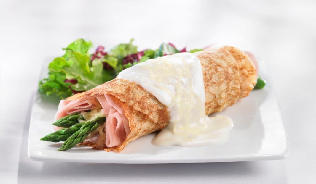découvrez une délicieuse recette de crêpes garnies de jambon et sauce béchamel onctueuse, facile à préparer pour un repas savoureux et rapide.