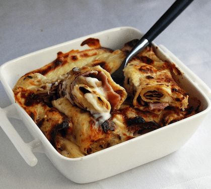 découvrez une délicieuse recette facile de crêpes garnies de jambon et de sauce béchamel crémeuse, parfaite pour un repas savoureux et convivial.