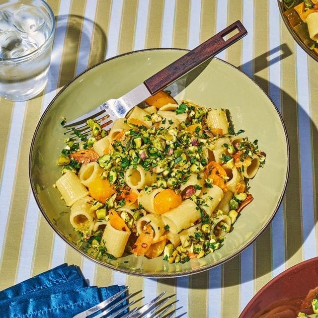 découvrez une recette savoureuse de mac and cheese parfaite pour thanksgiving, alliant fromage fondant et croustillant pour un accompagnement gourmand.