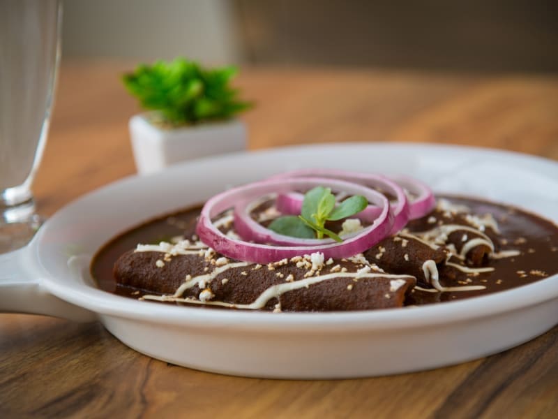 découvrez une recette saine de mole poblano parfaite pour sublimer votre dinde ou poulet. un plat savoureux et équilibré, riche en saveurs authentiques du mexique.