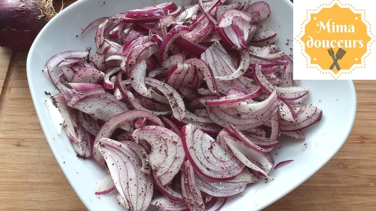 découvrez notre salade onctueuse accompagnée d'un dip ail-oignon savoureux, parfait pour un repas frais et gourmand.