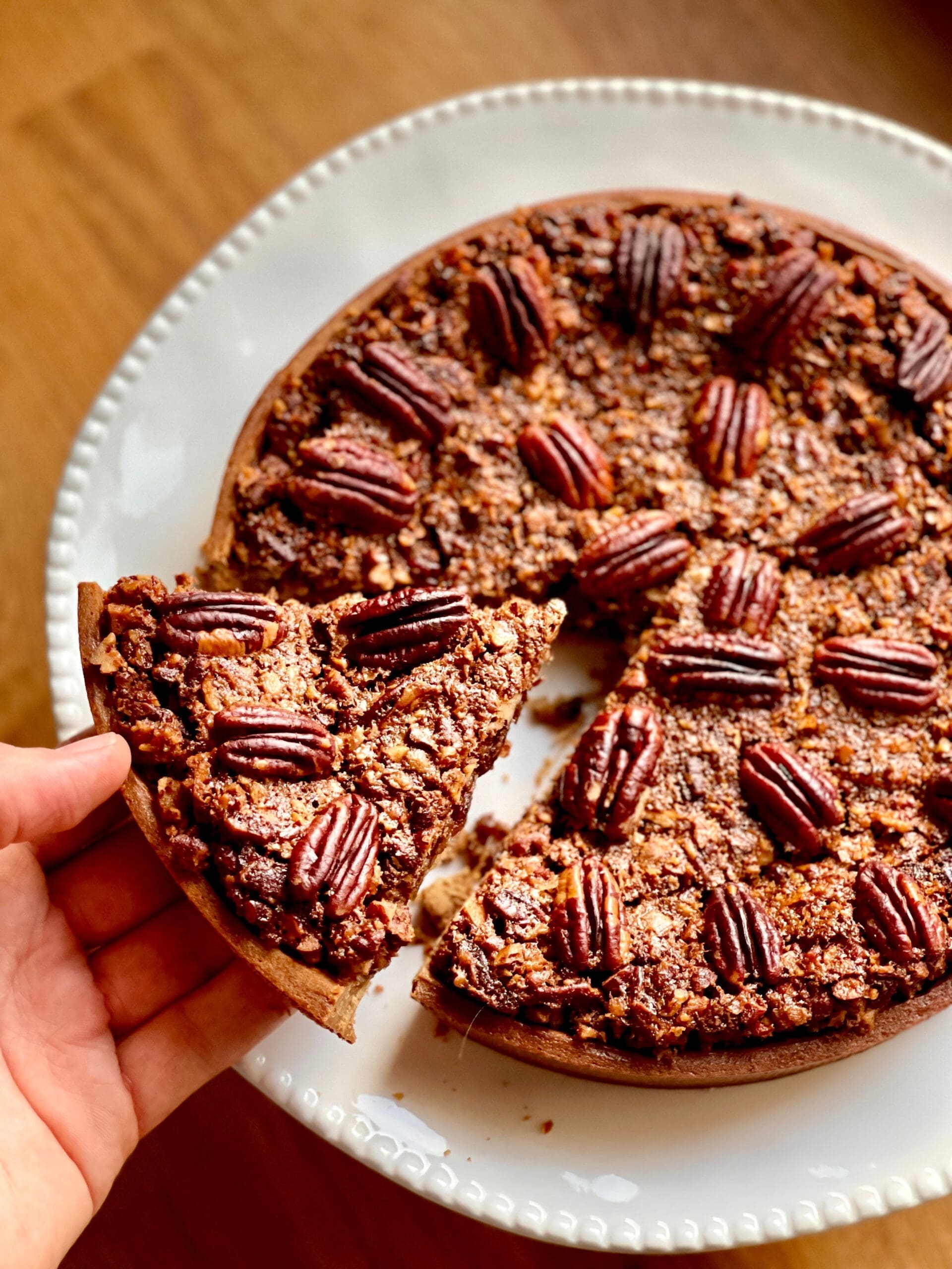 découvrez la recette gourmande de la tarte noix de pécan chocolat de lucy yang, parfaite pour sublimer votre table de thanksgiving avec une touche chocolatée irrésistible.