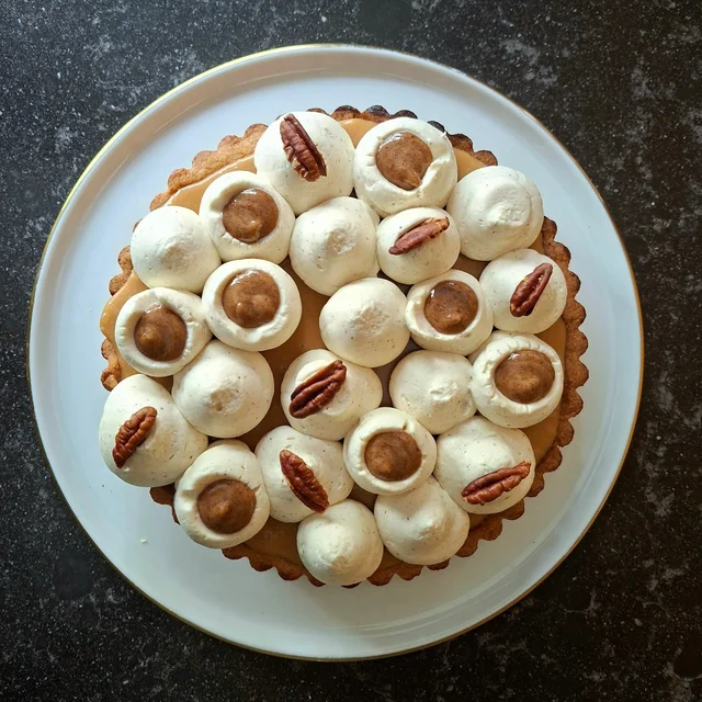 découvrez la délicieuse tarte noix de pécan au chocolat de lucy yang, parfaite pour célébrer thanksgiving avec une touche gourmande et originale.