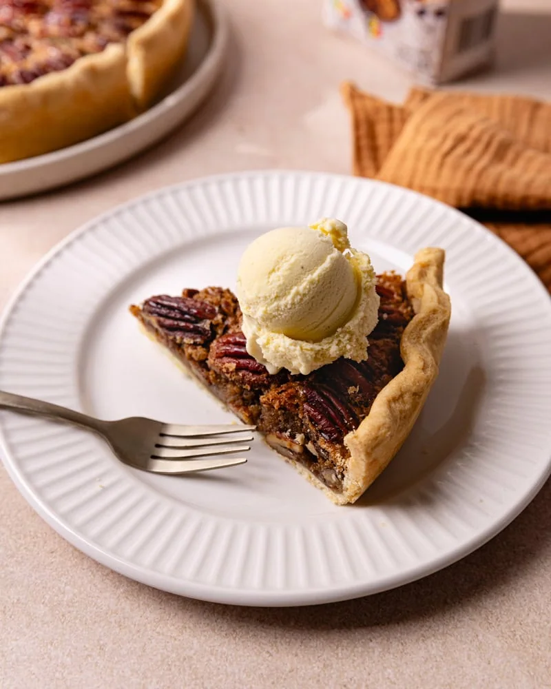 découvrez la délicieuse tarte noix de pécan chocolat de lucy yang, une recette parfaite pour sublimer votre repas de thanksgiving avec une touche gourmande et chocolatée.