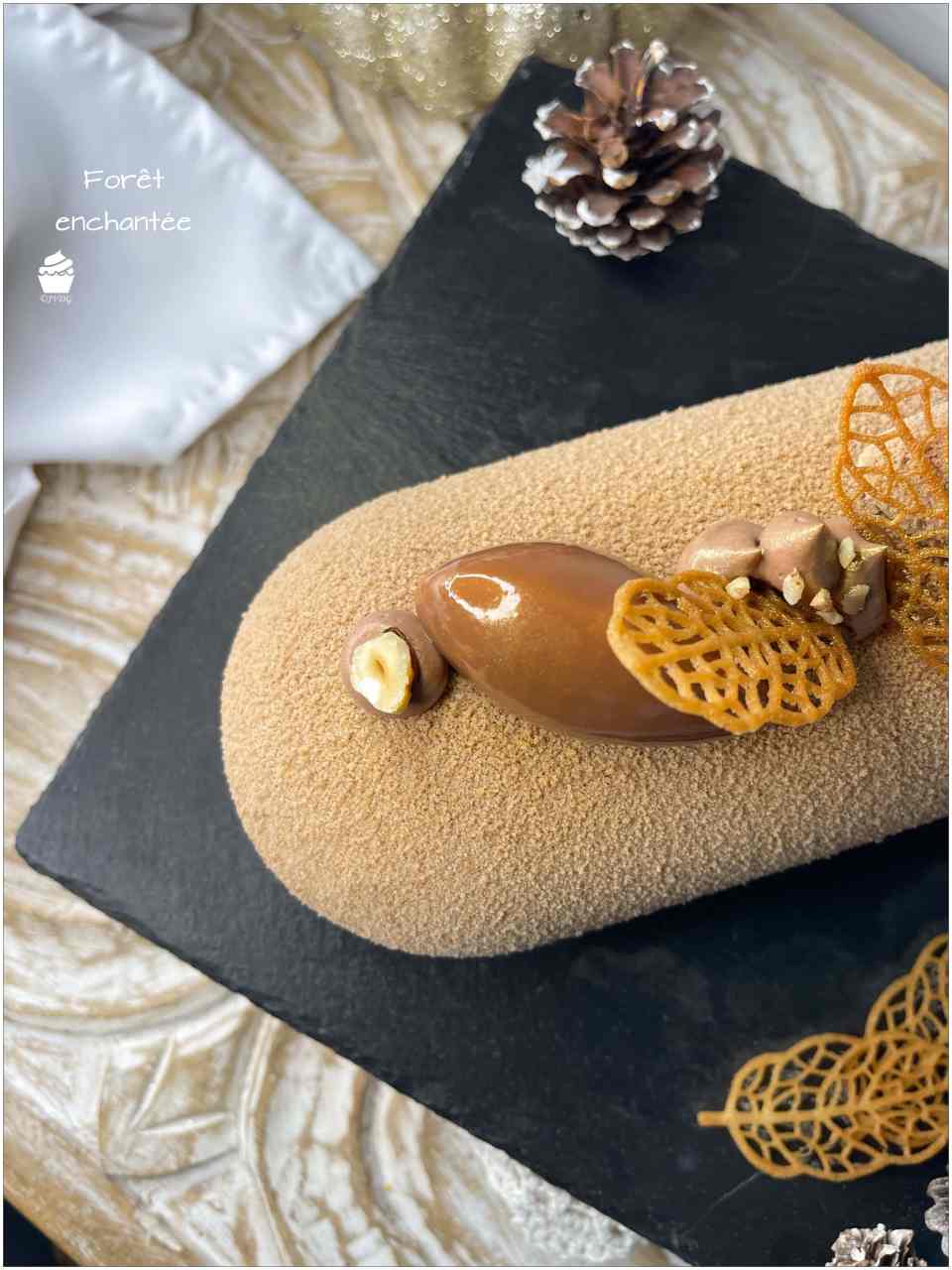 découvrez notre bûche de noël enchantée, un dessert magique alliant saveurs délicates et décoration féerique pour émerveiller vos fêtes de fin d'année.