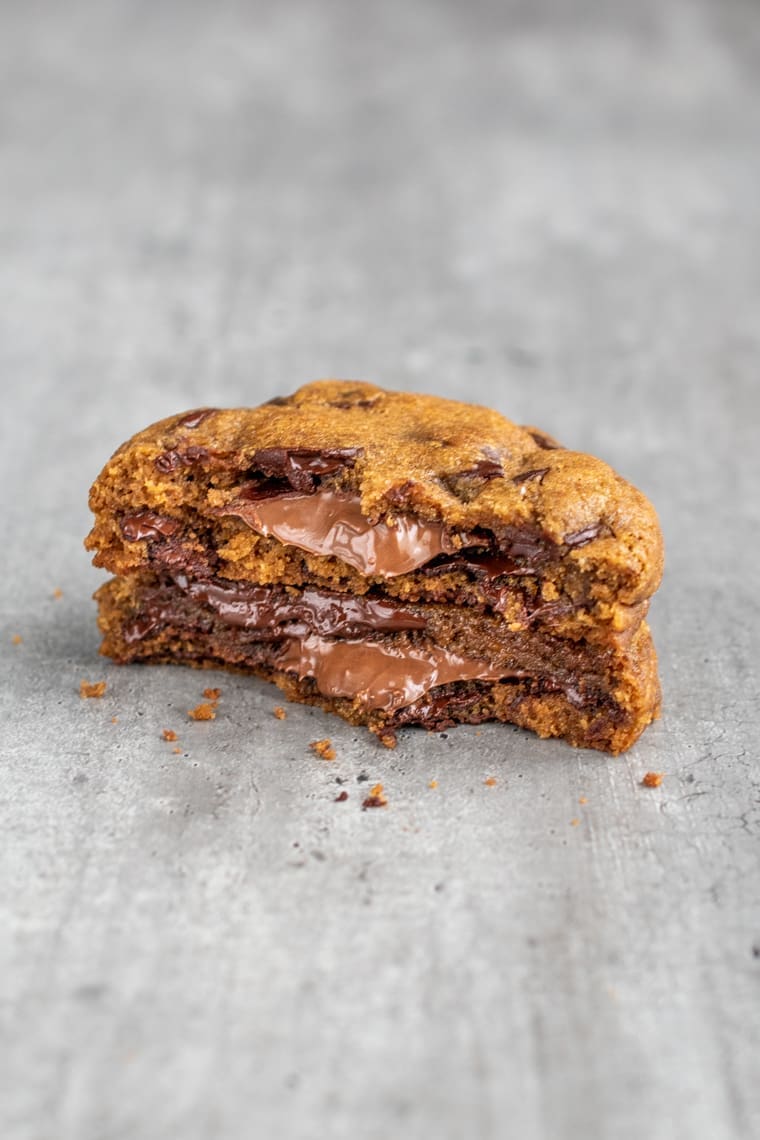 découvrez notre recette gourmande de cookies au morbier fondant, une alliance parfaite entre douceur sucrée et saveur fromagère unique.