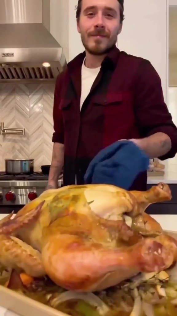 découvrez les critiques récurrentes des fans concernant la recette de poulet de brooklyn beckham et pourquoi elle divise les avis culinaires.
