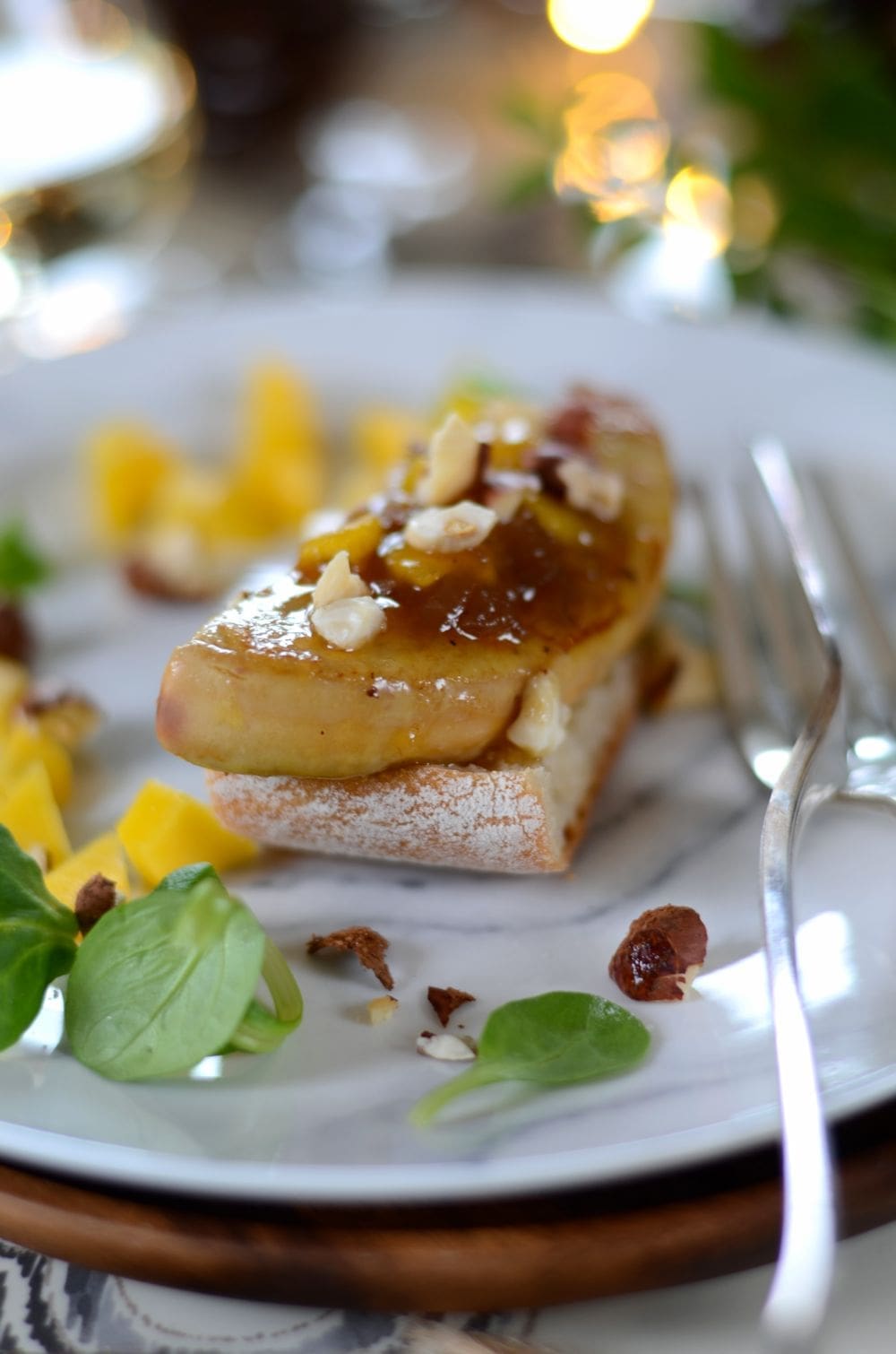 découvrez la recette gourmande de l'escalope de foie gras poêlée accompagnée de pickles d'oignons rouges, expliquée étape par étape en vidéo.