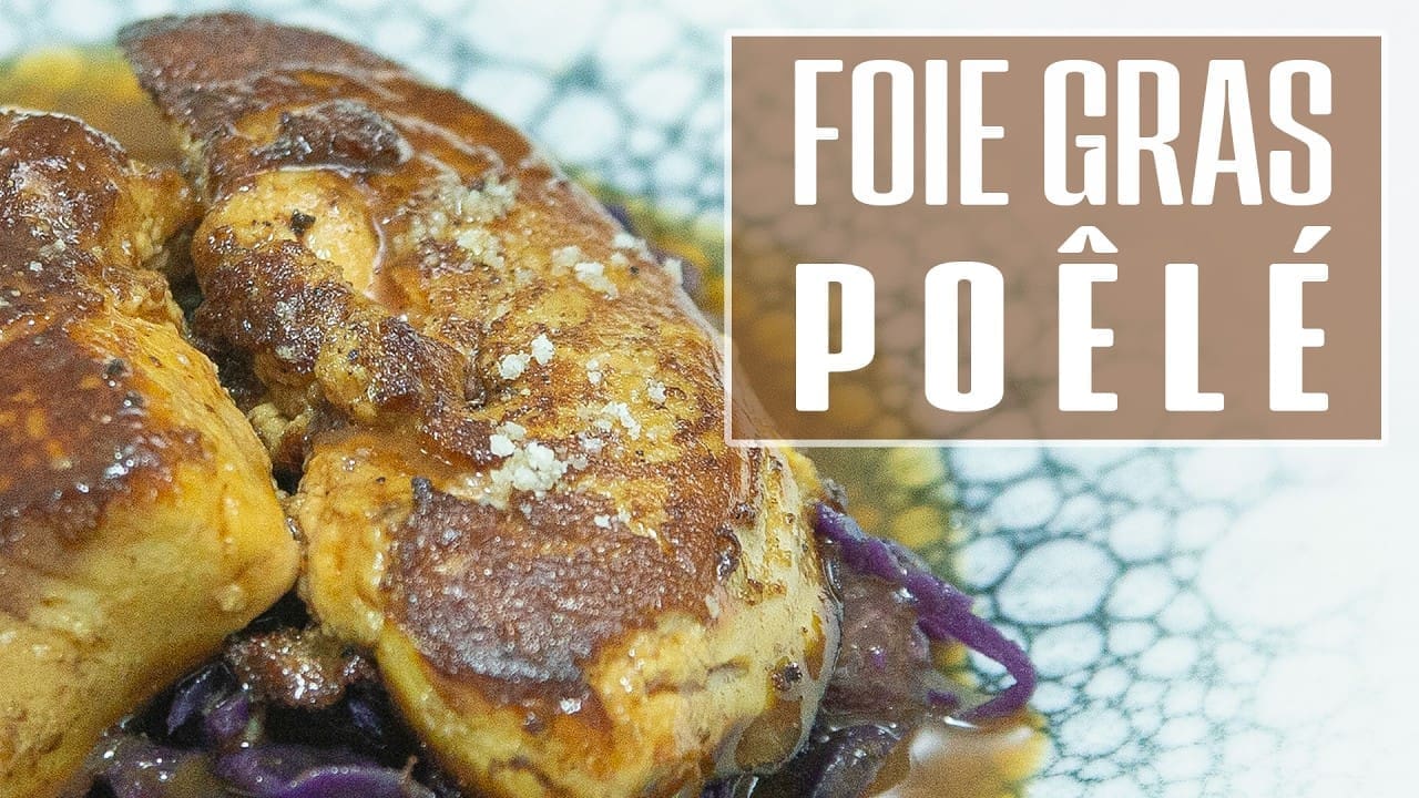 découvrez en vidéo comment préparer une délicieuse escalope de foie gras poêlée accompagnée de pickles d'oignons rouges pour un plat raffiné et savoureux.