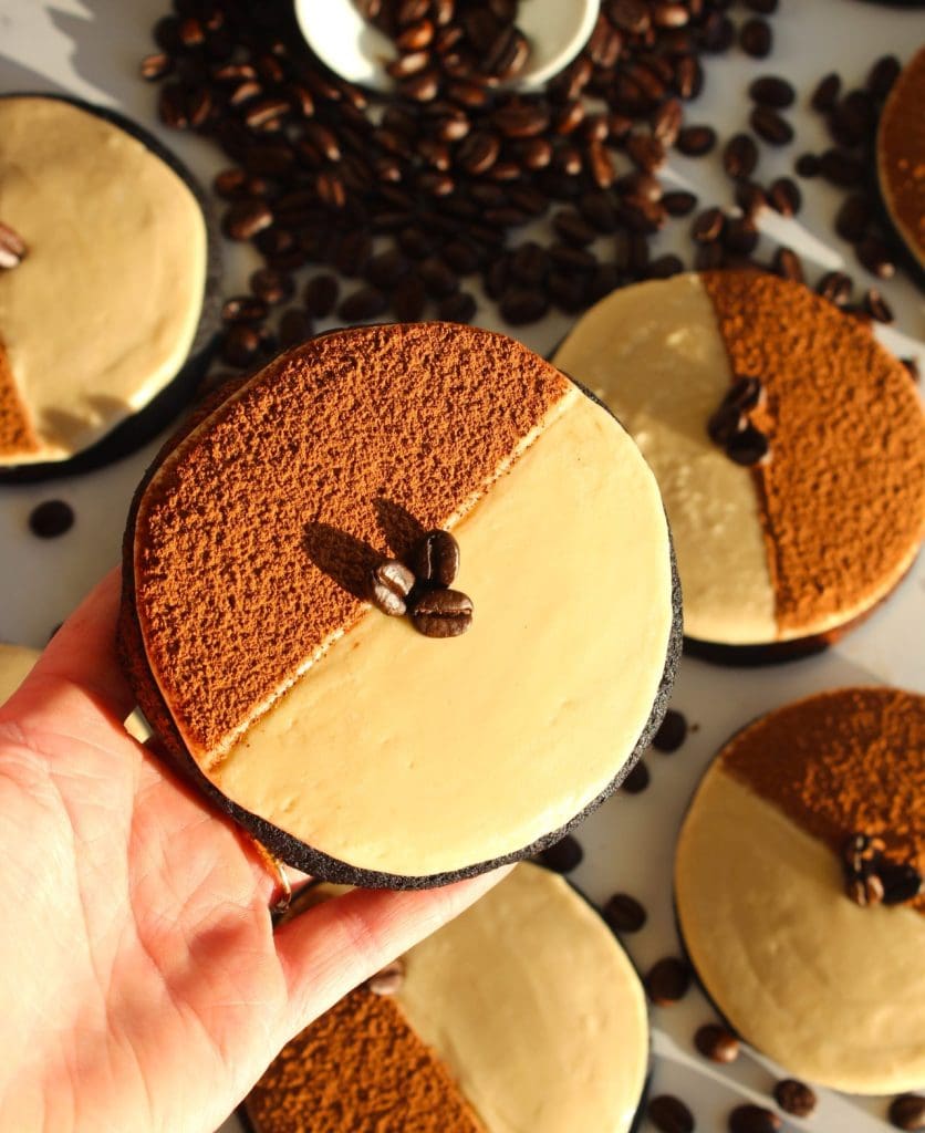 découvrez notre recette gourmande de brownies au goût intense d'espresso martinis, parfaite pour allier dessert et cocktail en une bouchée irrésistible.