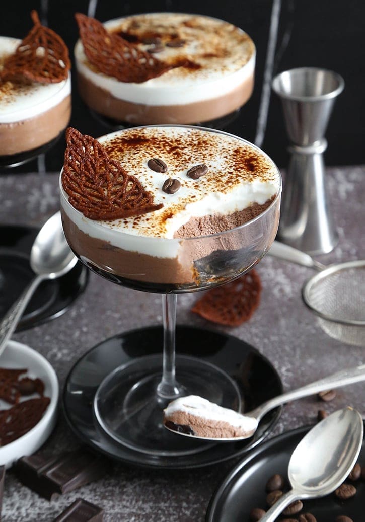 découvrez comment allier le goût intense de l'espresso martini à la douceur des brownies pour un dessert original et gourmand, parfait pour impressionner vos invités.