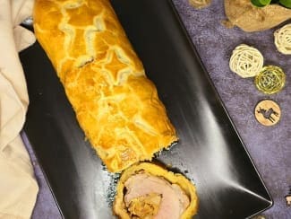 découvrez notre recette festive de filet mignon en croûte, parfaite pour un repas de noël raffiné et savoureux. facile à préparer, elle émerveillera vos convives.