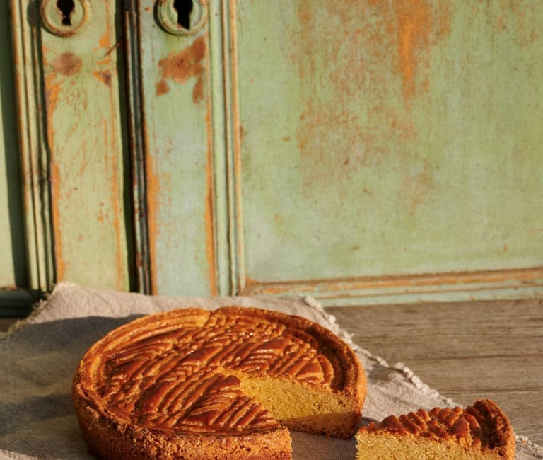 découvrez la recette du gâteau breton parfait, préparé avec passion par une authentique morbihannaise. un délice traditionnel de bretagne à savourer sans modération !