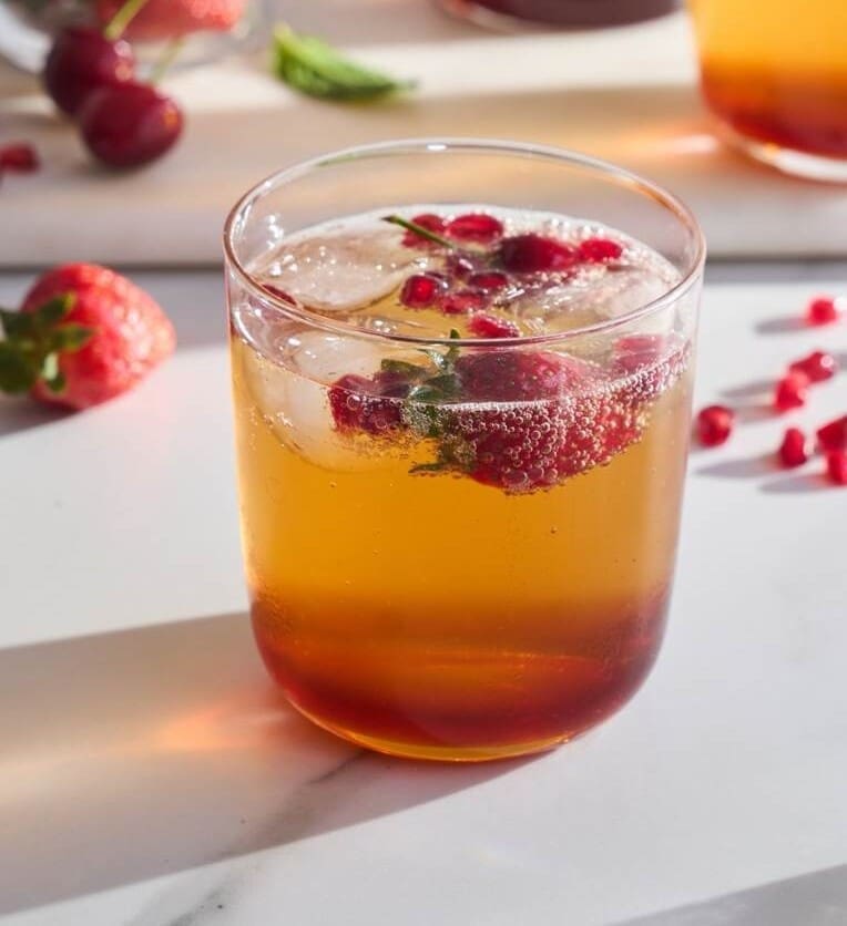découvrez notre mocktail épicé au rooibos, une boisson sans alcool aux saveurs chaudes et délicates, idéale pour vos moments de détente.