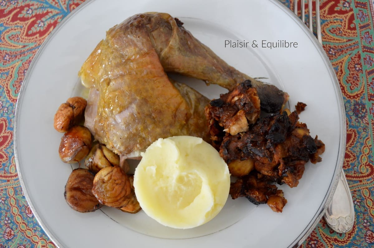 découvrez notre délicieuse paupiette de pintade bio farcie aux châtaignes et chanterelles, un plat savoureux et naturel idéal pour vos repas gourmets.