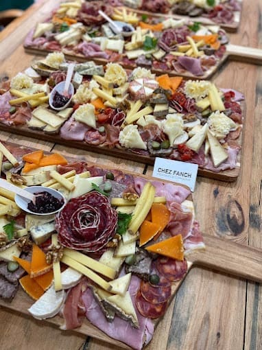découvrez notre plateau charcuterie et fromages du wisconsin, alliant saveurs authentiques et produits de qualité pour un apéritif gourmand et convivial.