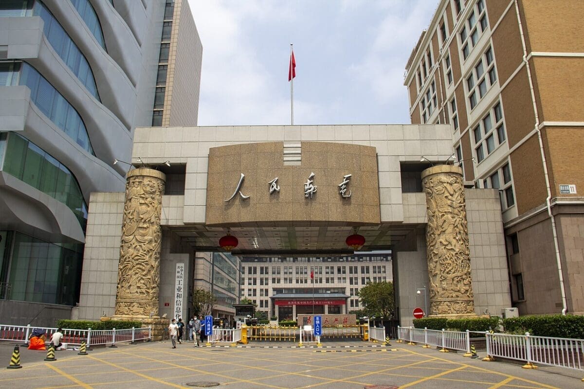 analyse approfondie de la politique industrielle chinoise et des enjeux liés à la surcapacité, ses impacts économiques et les stratégies mises en œuvre pour y remédier.