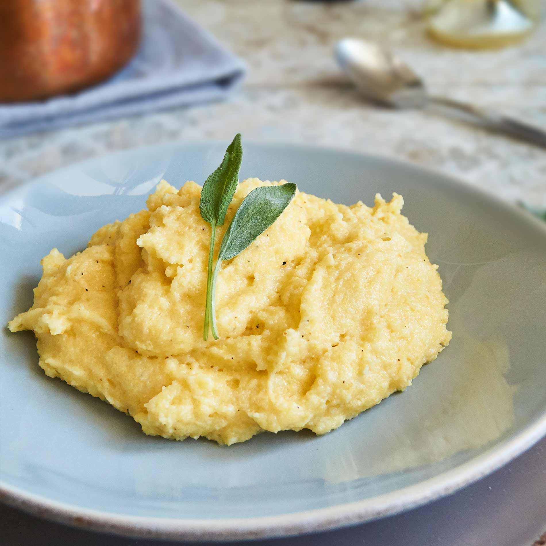 découvrez la recette authentique de polenta italienne par denny imbroisi, un plat traditionnel savoureux et facile à préparer chez vous.