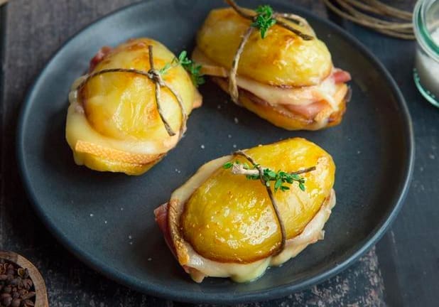 découvrez des idées savoureuses et faciles pour cuisiner avec les restes de raclette et éviter le gaspillage alimentaire.