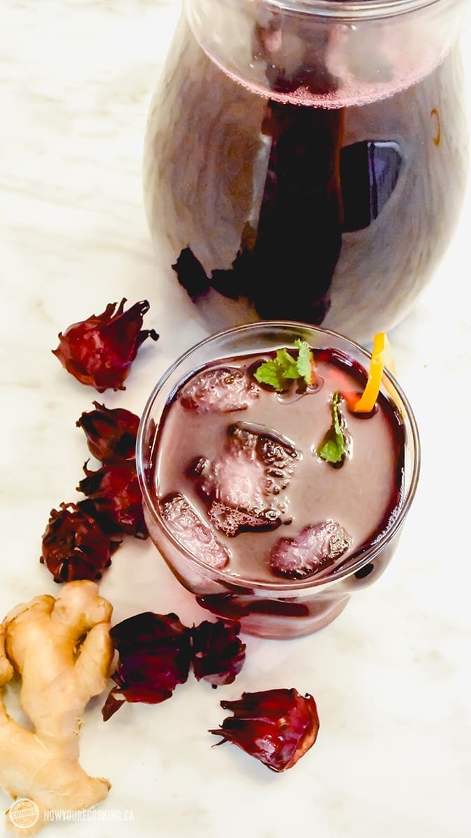 découvrez la boisson jamaïcaine sorrel, une infusion rafraîchissante à base de fleurs d'hibiscus, riche en saveurs tropicales et parfaite pour se désaltérer.