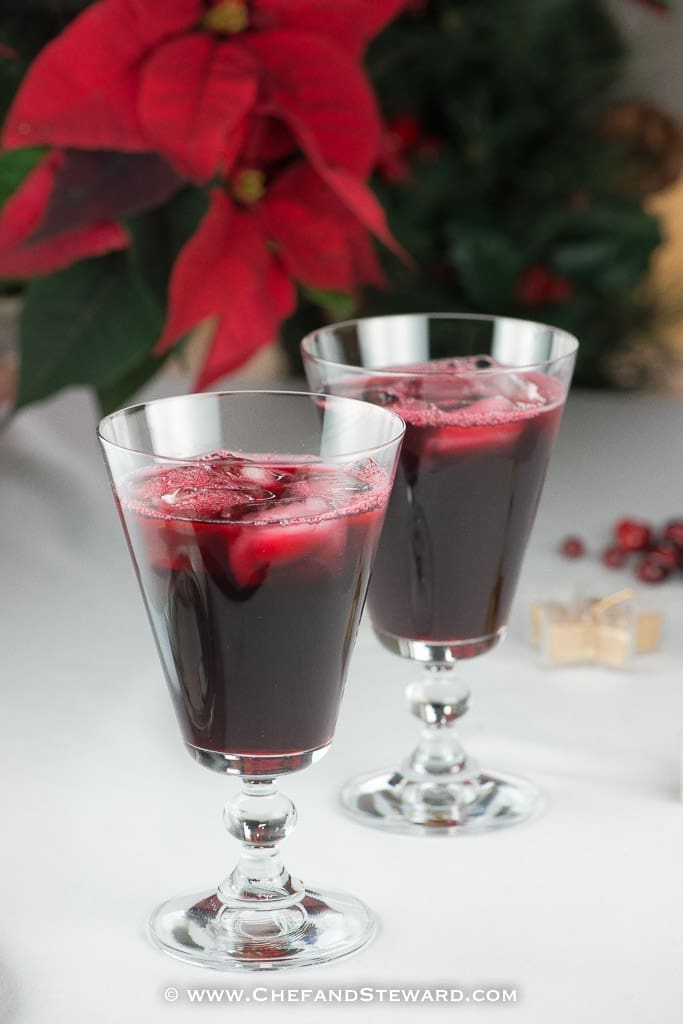 découvrez la boisson jamaïcaine sorrel, une infusion rafraîchissante à base de fleurs d'hibiscus, parfaite pour se désaltérer avec une saveur exotique et acidulée.