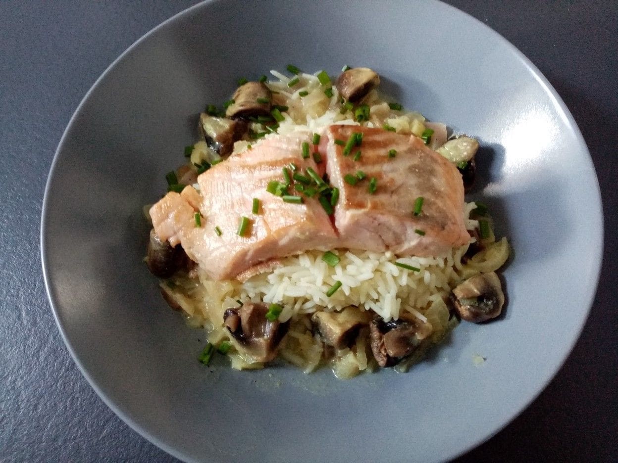 découvrez la recette de cyril lignac : lieu jaune délicatement cuisiné, bouillon thaï parfumé et riz savoureux pour un repas équilibré et gourmand.