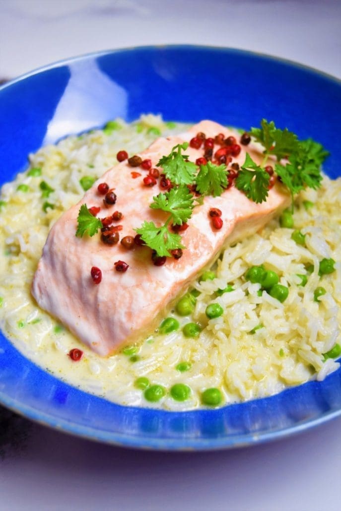 découvrez la recette de cyril lignac : lieu jaune délicatement poché dans un bouillon thaï parfumé, accompagné de riz savoureux pour un repas exotique et raffiné.