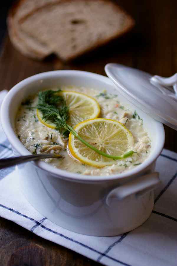 découvrez la recette virale d'avgolemono, la soupe grecque traditionnelle au poulet et citron, facile à préparer et délicieusement réconfortante.