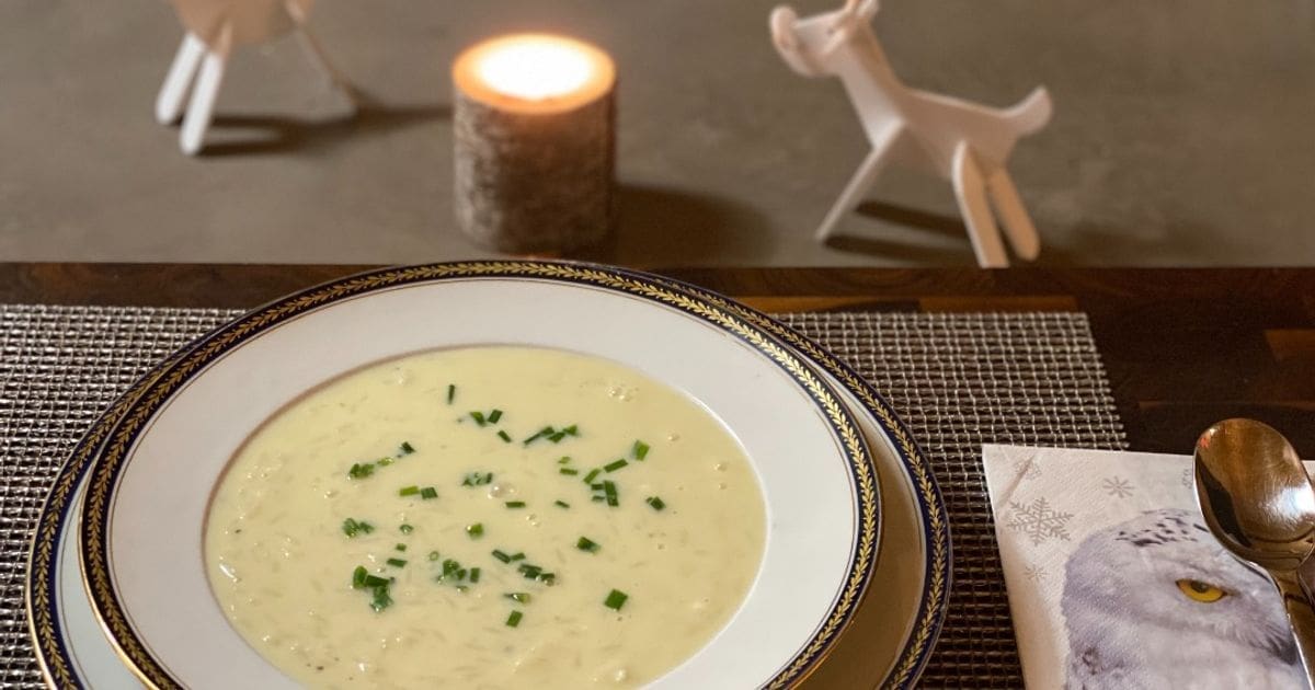 découvrez la recette virale d'avgolemono, la soupe grecque traditionnelle au bouillon citronné et œufs, simple à préparer et délicieuse pour régaler toute la famille.