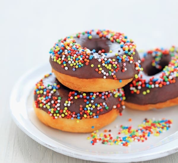 découvrez notre recette facile et rapide pour des donuts brillants, moelleux et délicieux, parfaits pour toutes vos envies gourmandes.